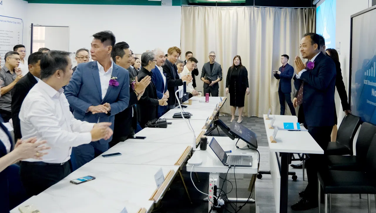 柬埔寨首相助理部长波烈国（右一）星期二在新民巷美景城出席汇德资本主办的活动，向有意到本区域资本市场上市的中小企业说明柬埔寨的最新情况。（曾坤顺摄）