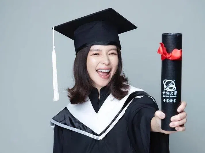 徐若瑄的毕业照与儿子Dalton的合照。（取自徐若瑄IG）