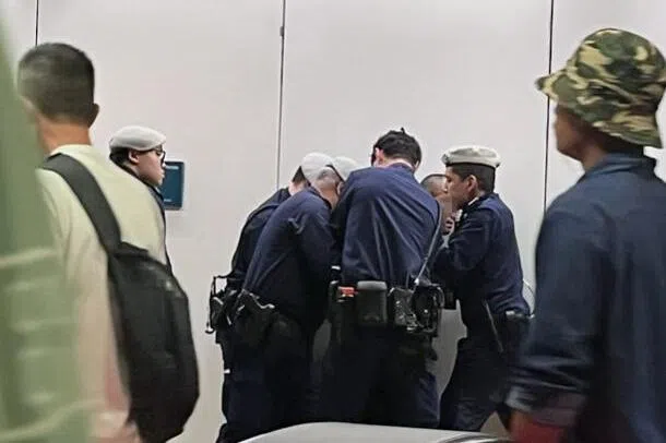醉汉牛车水地铁站闹事 四警员联手制伏