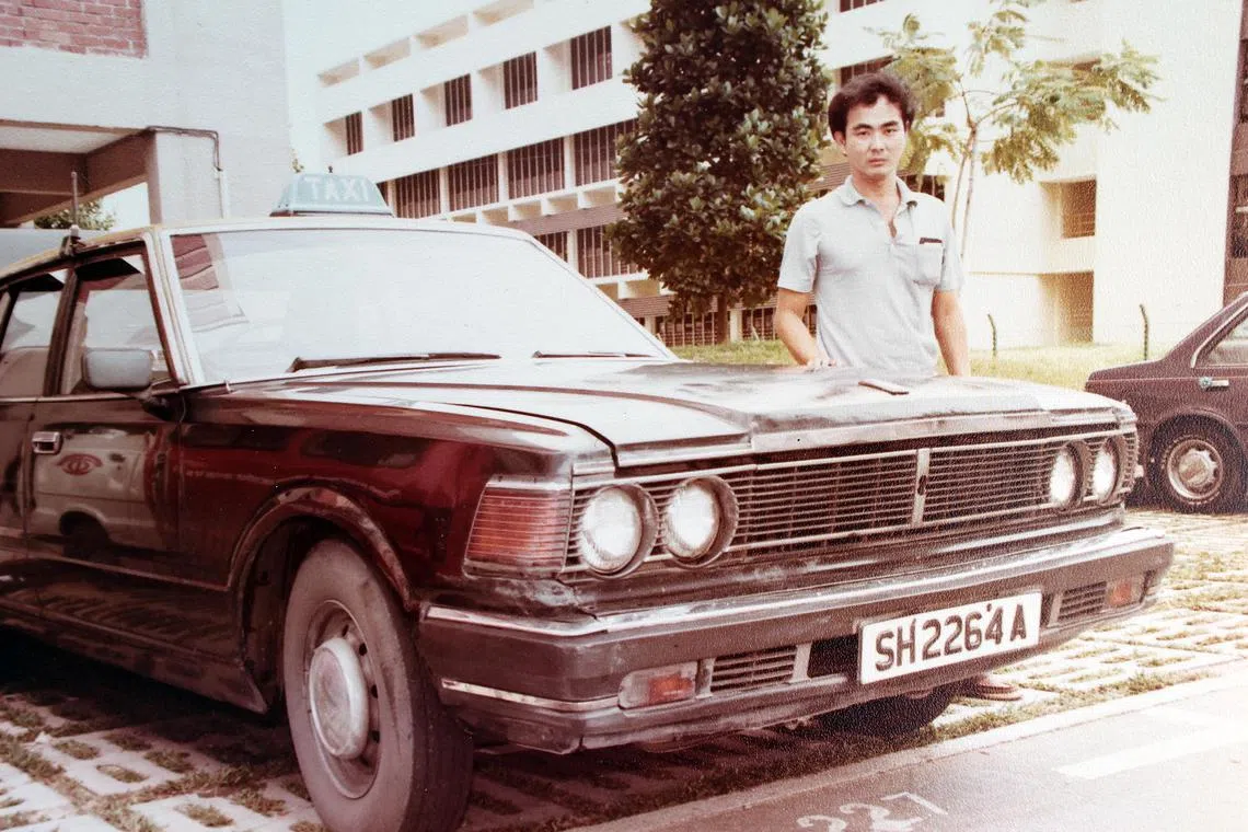 1980年代，曾秀勇开着这辆黄顶德士讨生活。（受访者提供）