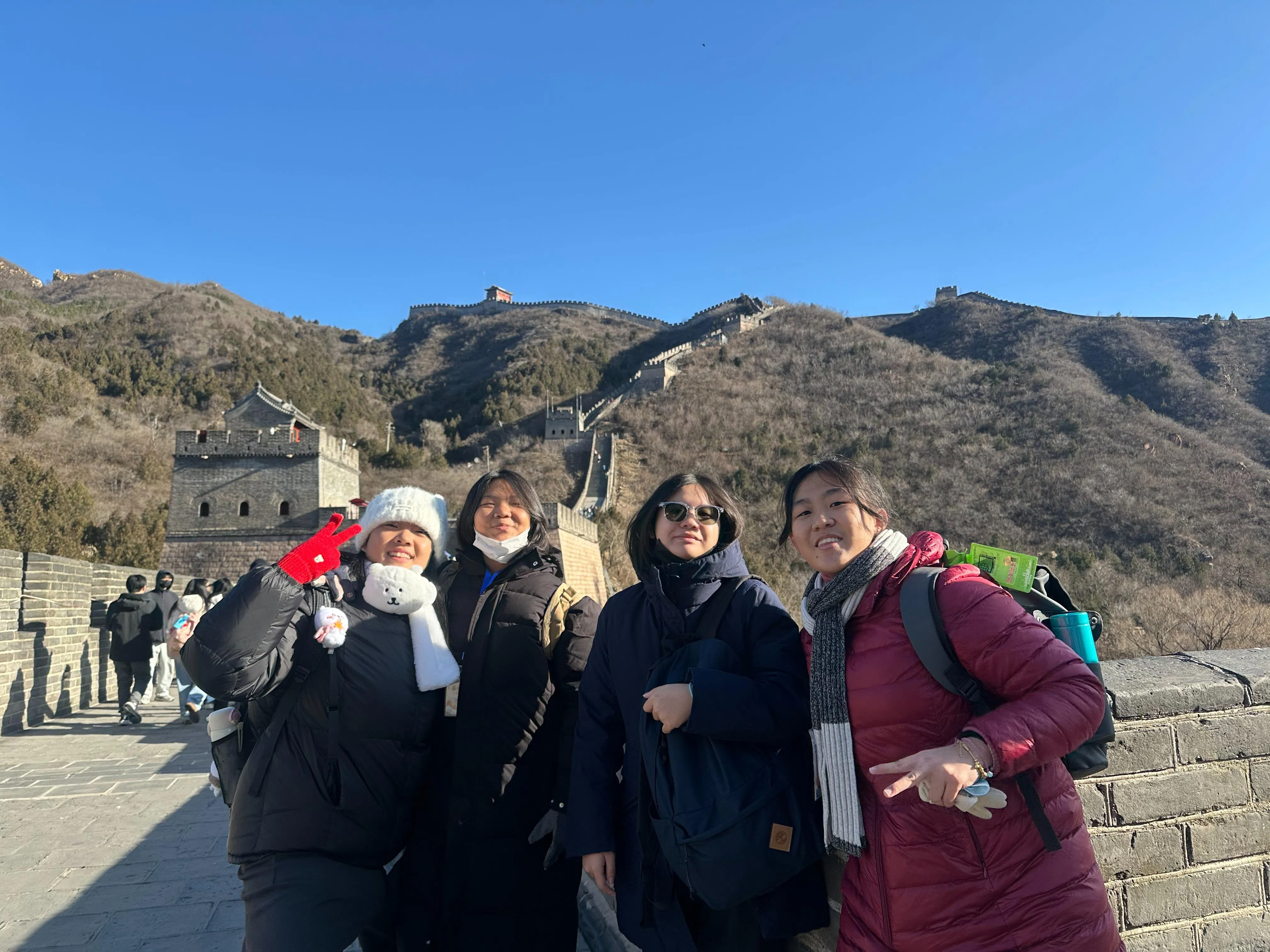 语特生爬完长城后，拍照留念。（教育部提供）