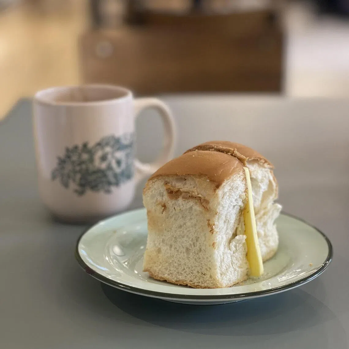 Kopi 1930的自制咖椰配牛油太空包，香脆饱足。（黄靖晶摄）
