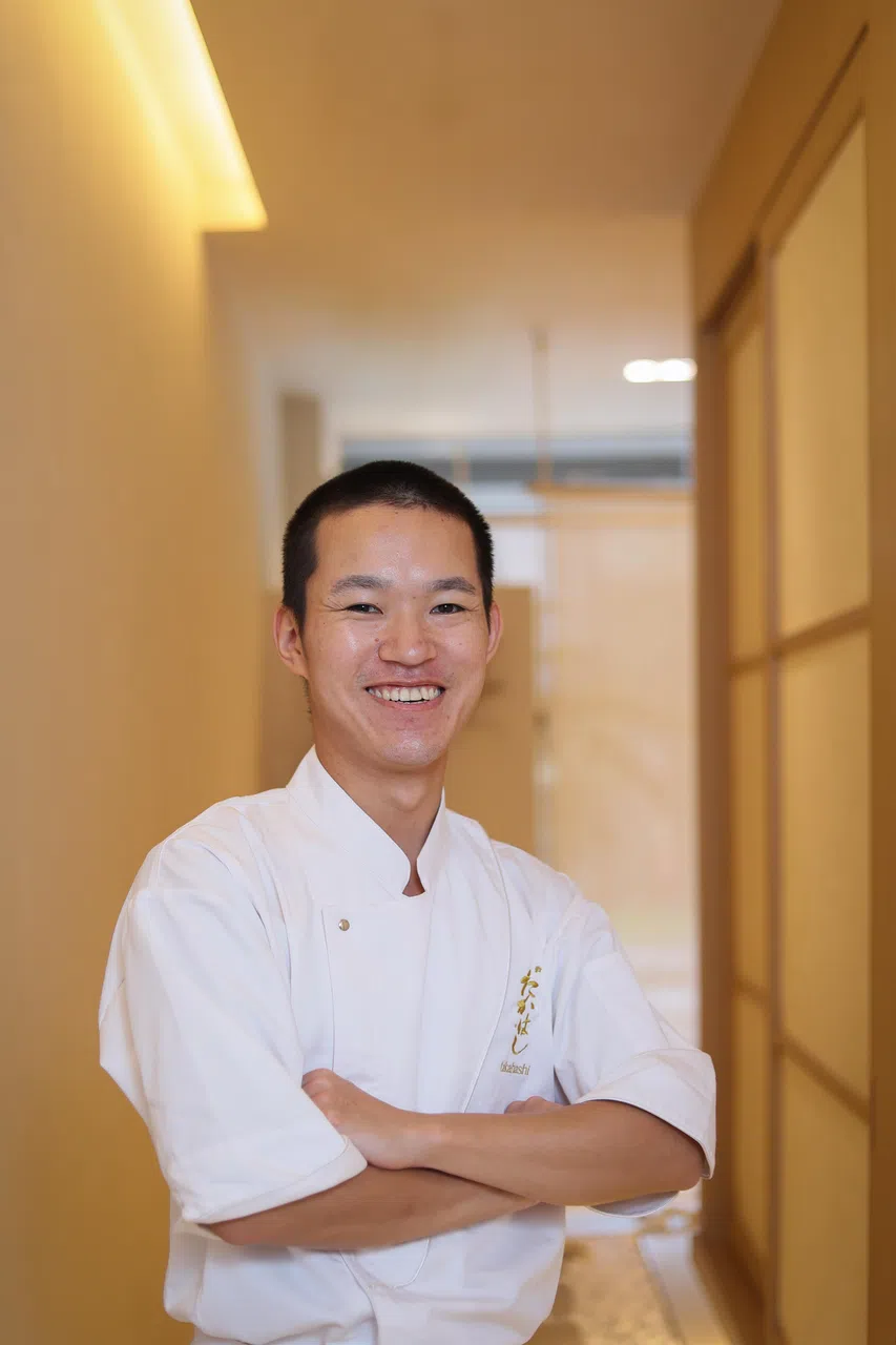 Takahashi Singapore主厨笹川凛斗说，餐馆常用的山葵通常栽种于清流中。（龙国雄摄）