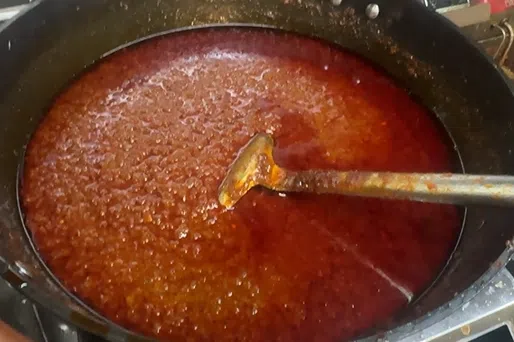 参峇辣椒不含味精和防腐剂，每两天新鲜制作一次。（翁铭芯摄）