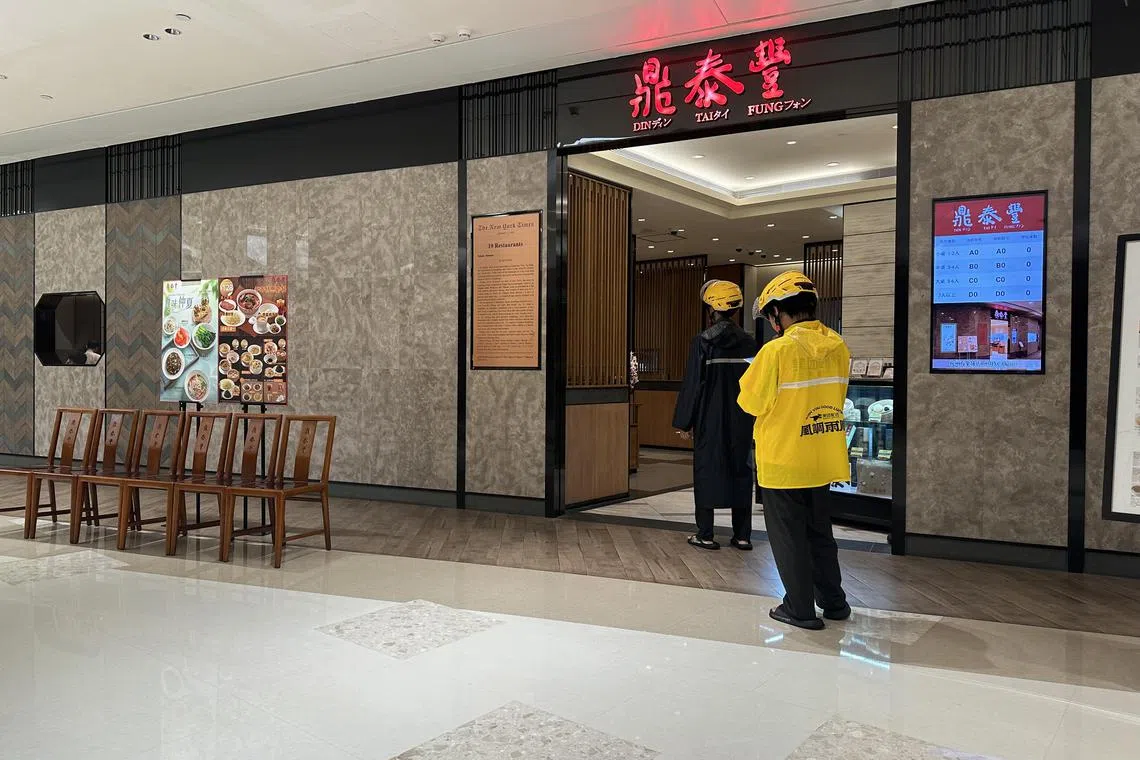 北京“鼎泰丰”品牌将于10月31日关闭，涉及北京、天津、青岛、西安和厦门的14家门店，其他地区不受影响。图为鼎泰丰在深圳平安金融中心的分店外，有外卖员等待取餐。（林煇智摄）