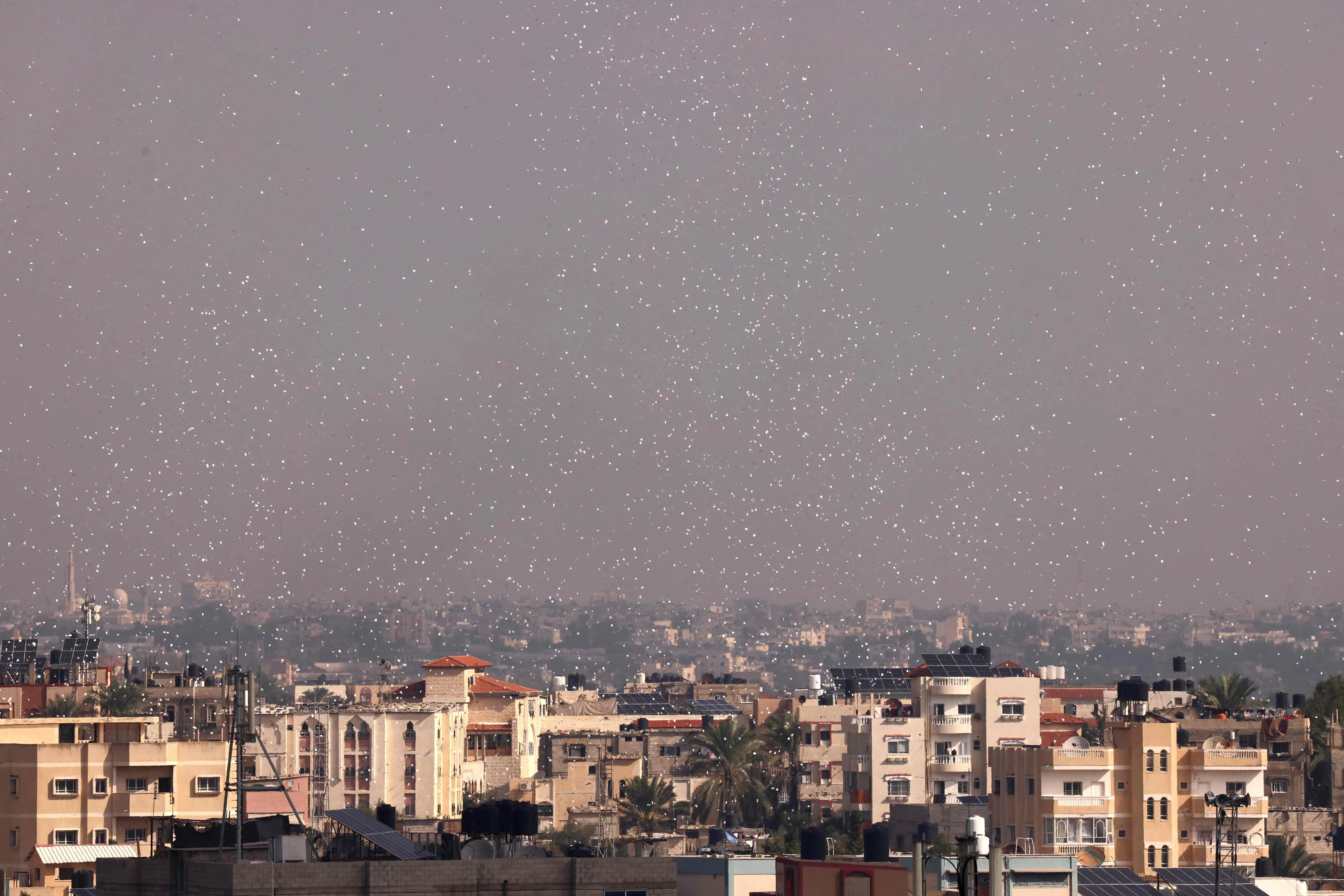 以军星期六（11月18日）在拉法市上空投放传单。拉法市位于加沙地带最南端的加沙与埃及边境地区。（法新社）