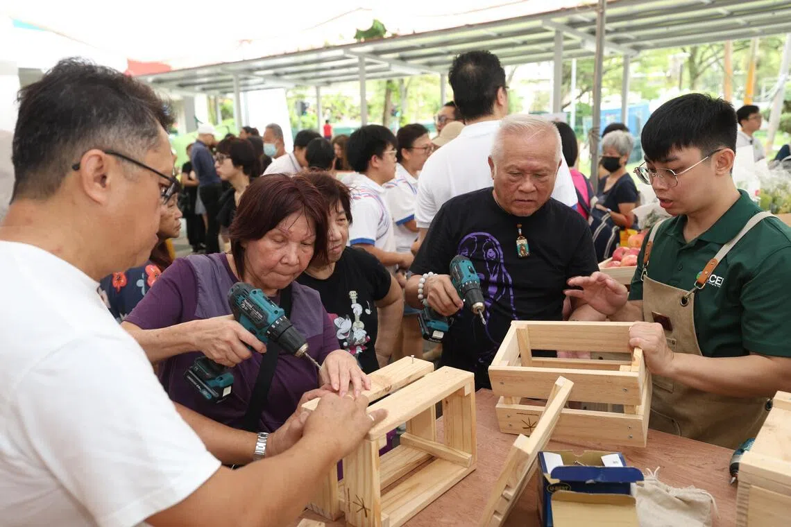 蔡厝港碧林—登加“创客角落”以循环经济与减废为主轴，让居民利用回收木材制作实用家具，成品可带回家使用。（关俊威摄）