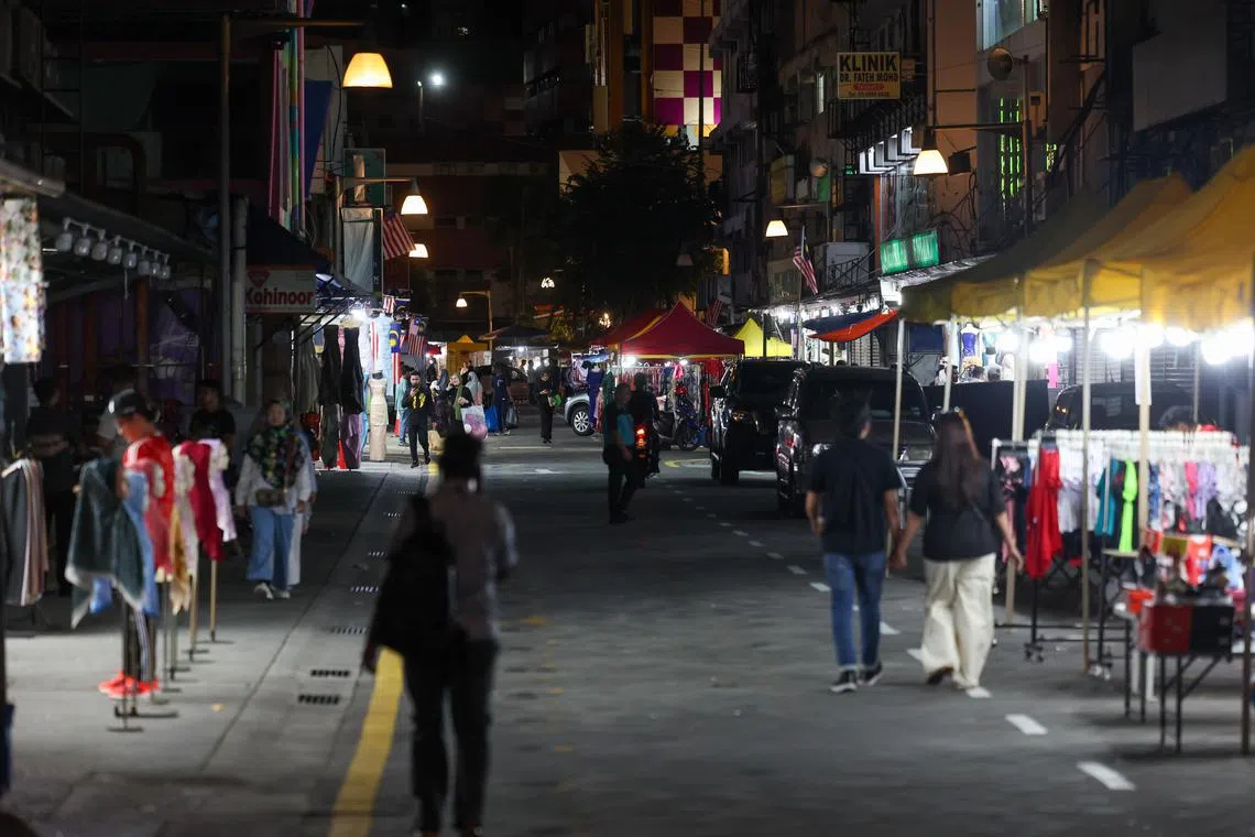 吉隆坡警方星期三（8月28日）上午开始三封锁印度回教堂路，禁止车辆通行。图为平时入夜后人潮熙攘的印度回教堂路周边地区，目前因地陷事件人流量大减，当地商家的生意也大受影响。（马新社）