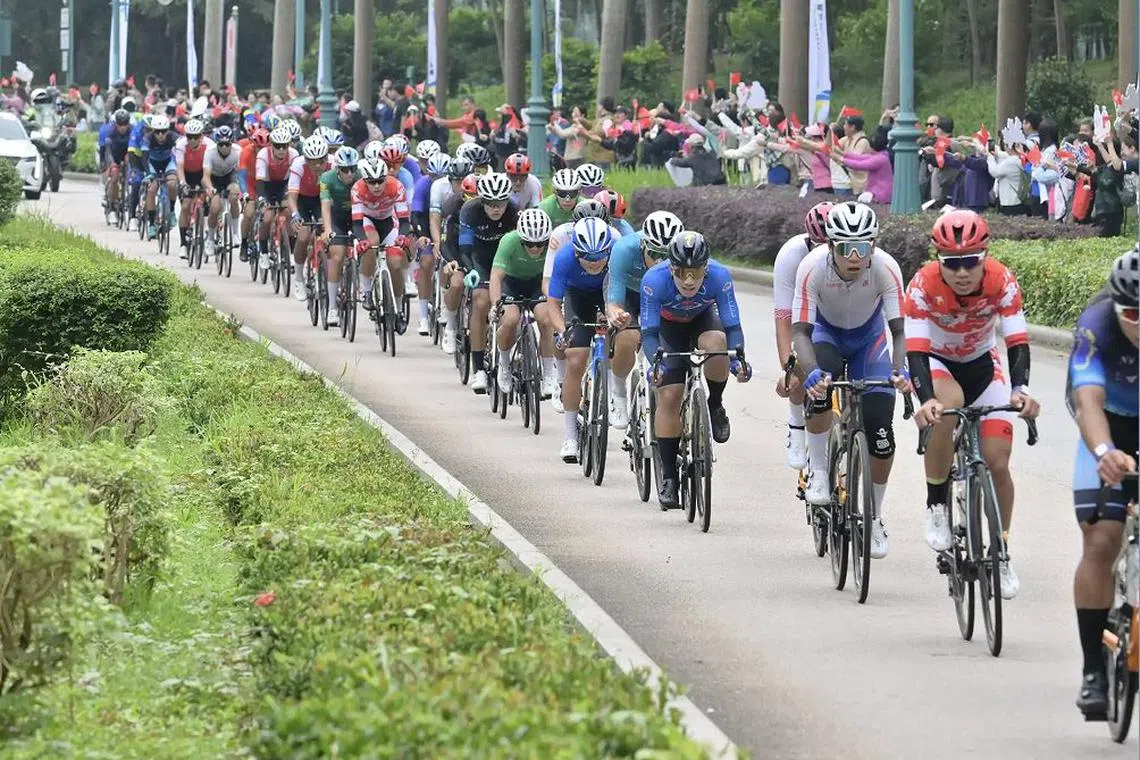 粤港澳公路自行车赛暨第十五届全国运动会公路自行车测试赛，2024年11月24日在珠海、香港、澳门三地城市道路和港珠澳大桥举行。（GDToday ）