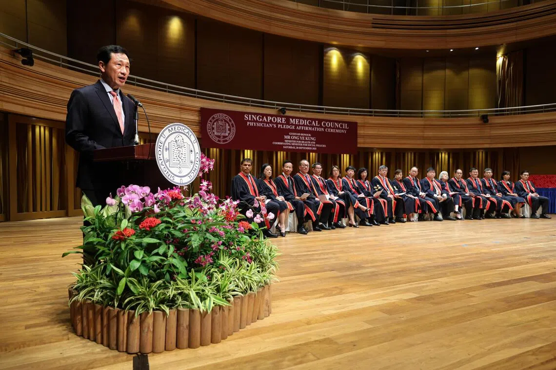 社会政策统筹部长兼卫生部长王乙康星期六（9月20日）在新加坡医药理事会医生宣誓仪式上致辞时，强调医院医疗团队转型的必要。（关俊威摄）