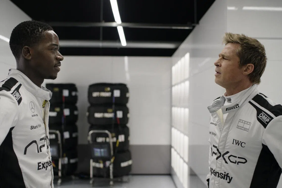 丹姆森伊卓斯（左）和布莱德毕特分别饰演赛道上的自满新人和过气车神。（华纳兄弟提供）