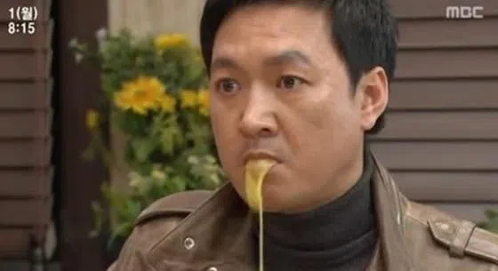 朴东彬在韩国晨间剧“I Loved You”里吐出果汁的情节，堪称“名场面”。（互联网）