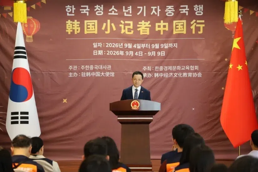 韩国26名中学生以小记者身份参访武汉深圳