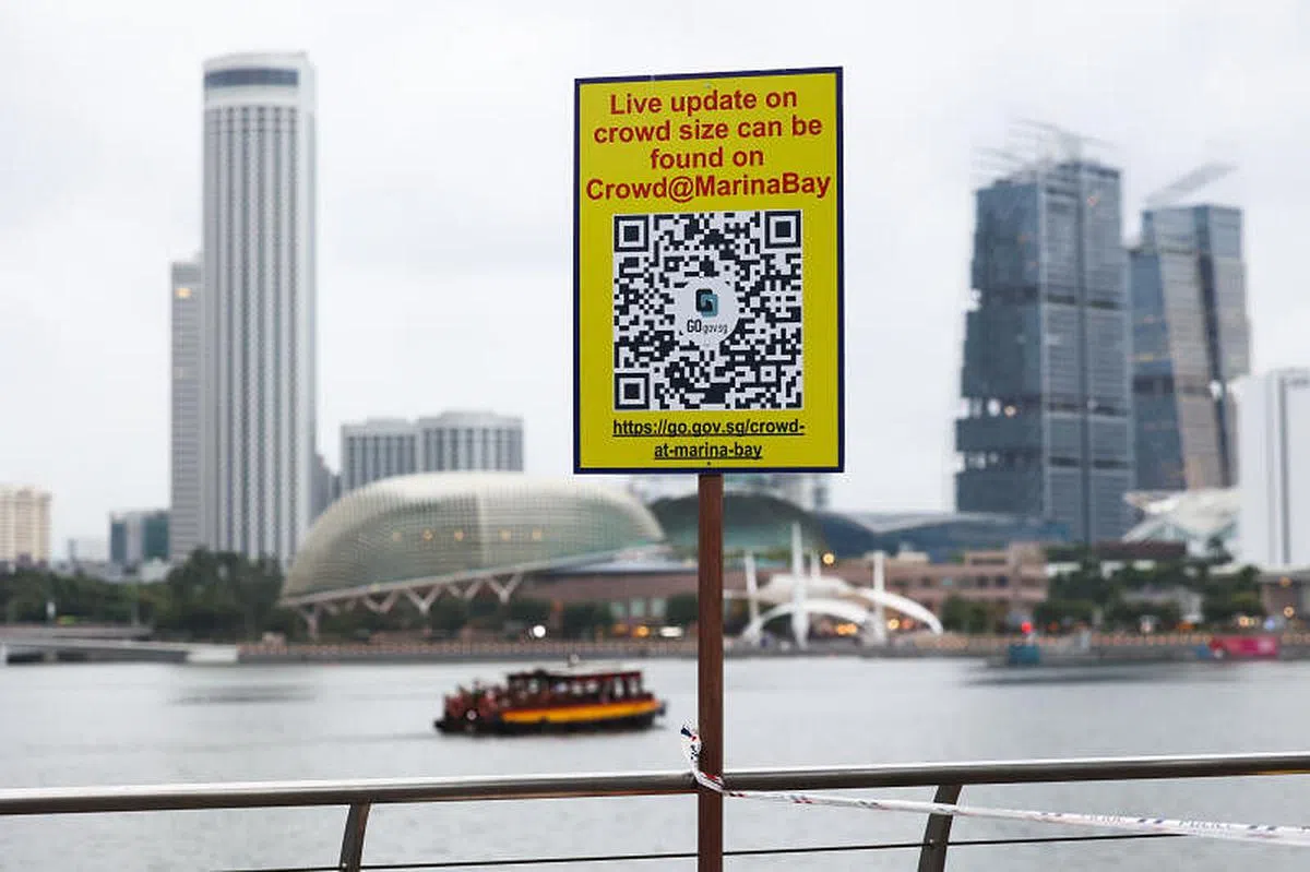 民众可从跨年夜傍晚6时起，实时查询Crowd@MarinaBay人潮互动网页，了解滨海湾一带的拥挤程度、封闭区域，以及人潮尚未达到极限的地点。（蔡家增摄）