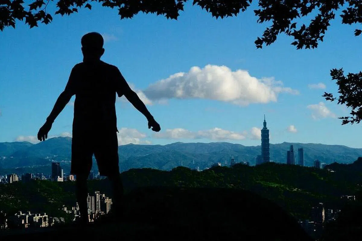 一名男子在一座可以俯瞰台北市区的山丘上运动。（法新社档案照）