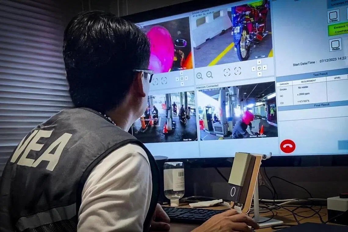 工作人员会在控制室远程监督电单车骑士使用自助检测设施。（国家环境局提供）