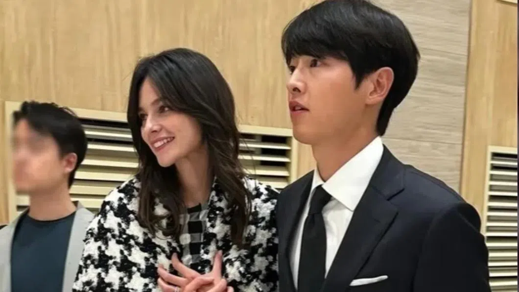 宋仲基（右）为爱妻骂记者写小说，成为入选最没礼貌演员原因之一。（互联网）