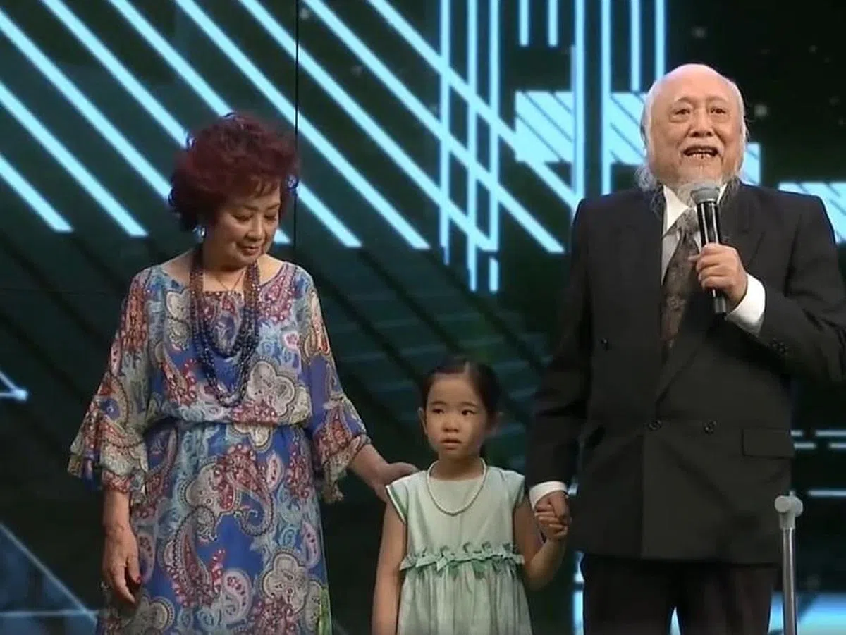 楚原导演（右）2018年获香港金像奖终身成就奖。（互联网）