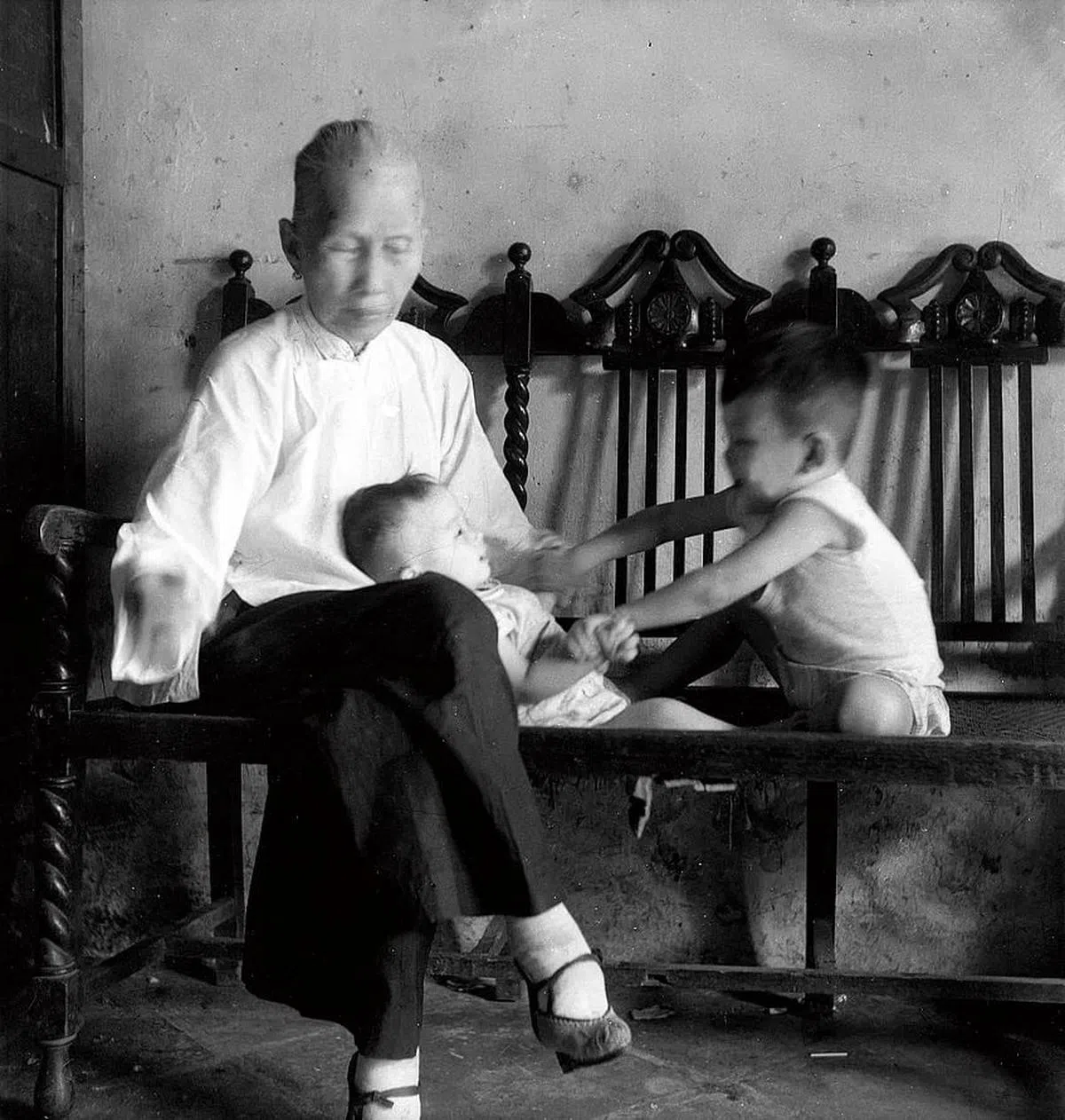 蔡斯民用第一台禄莱相机，在1950年代拍摄曾祖母缠足的照片。（受访者提供图片）