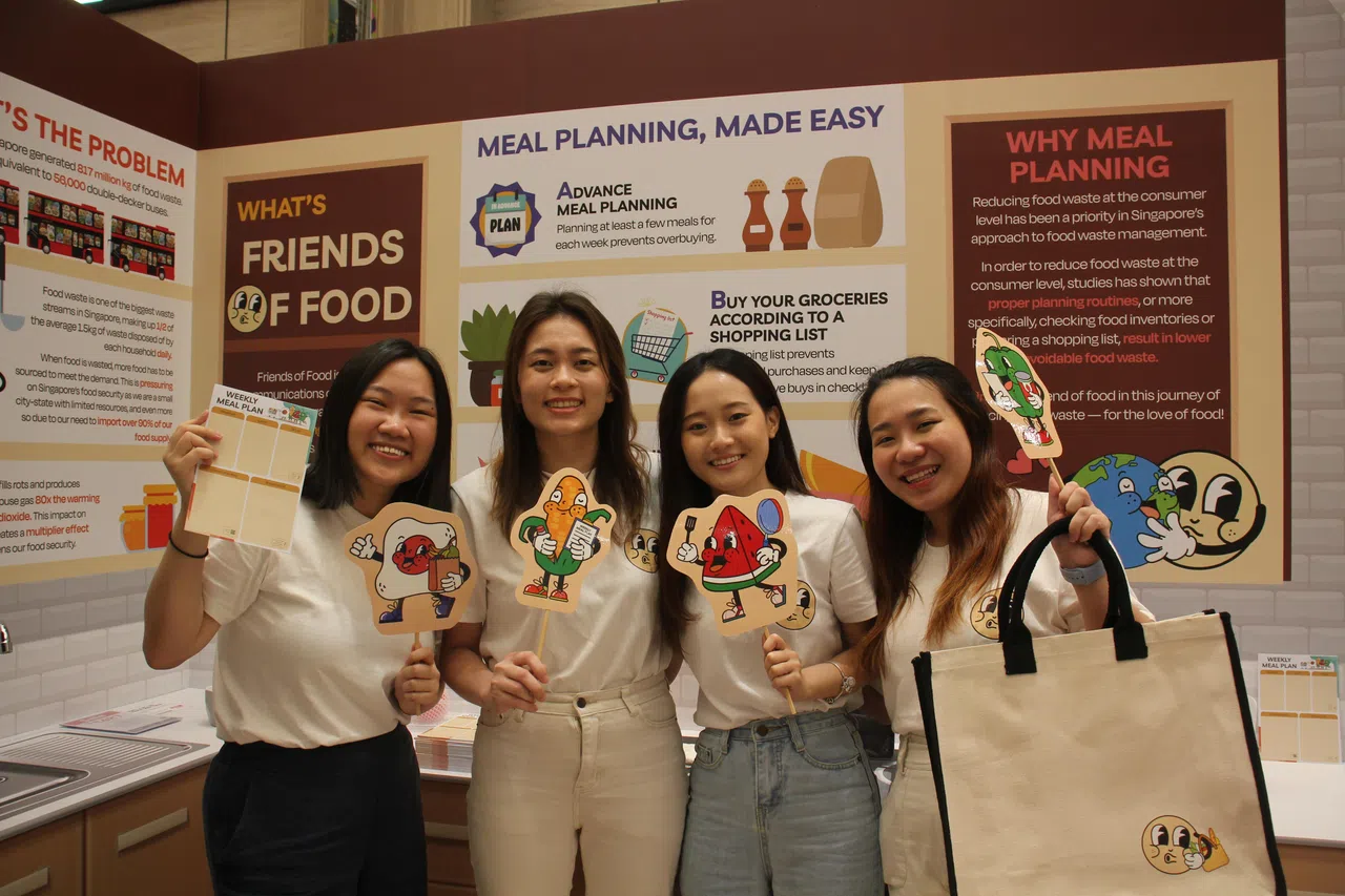 南大学生吴思霖（左起）、钟允馨、蔡诗懿和余姵贤发起“食物的朋友”运动。（受访者提供）
