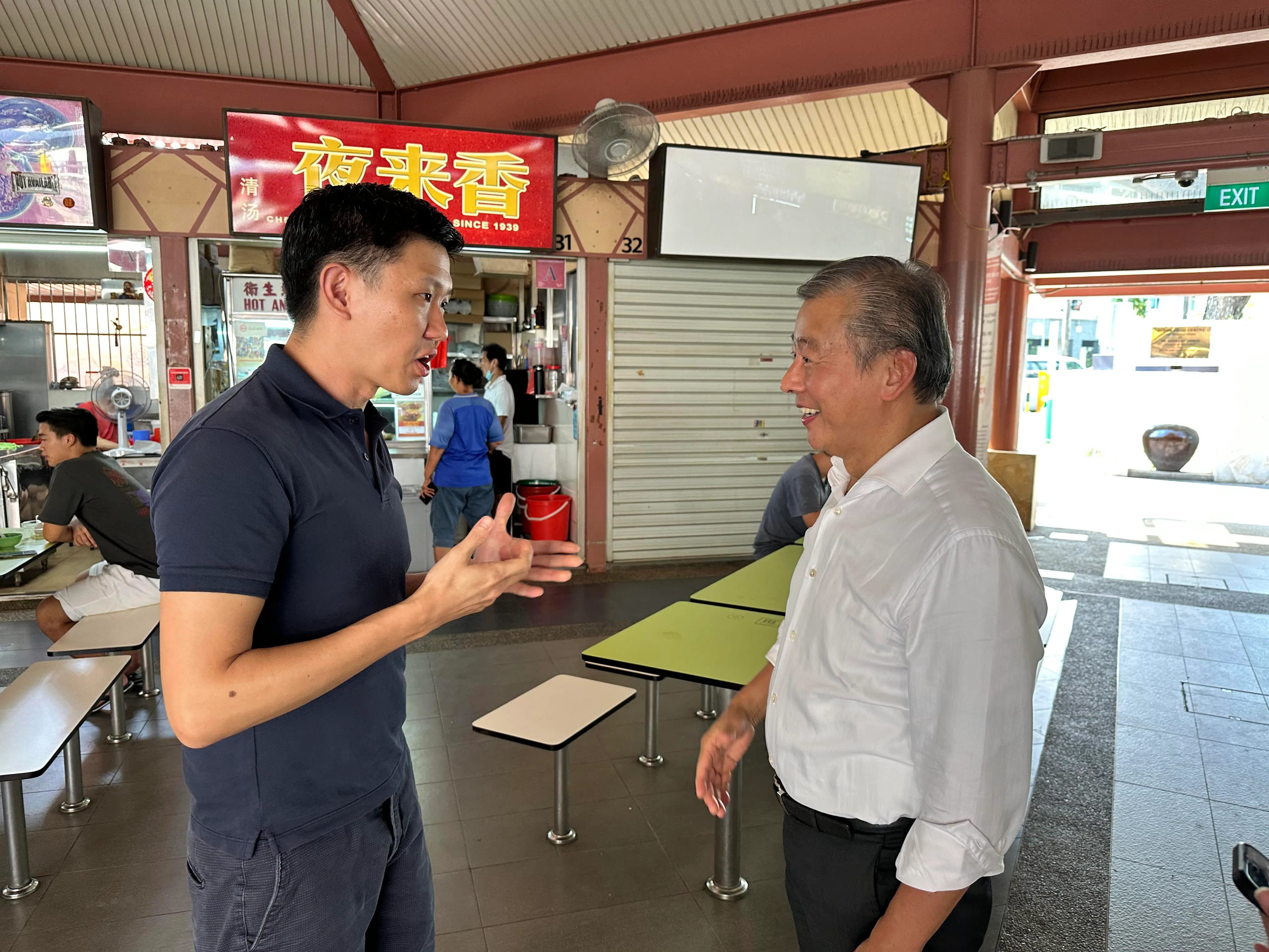 吴振华（右）与公众王俊严（左）交谈。（陈可扬摄）