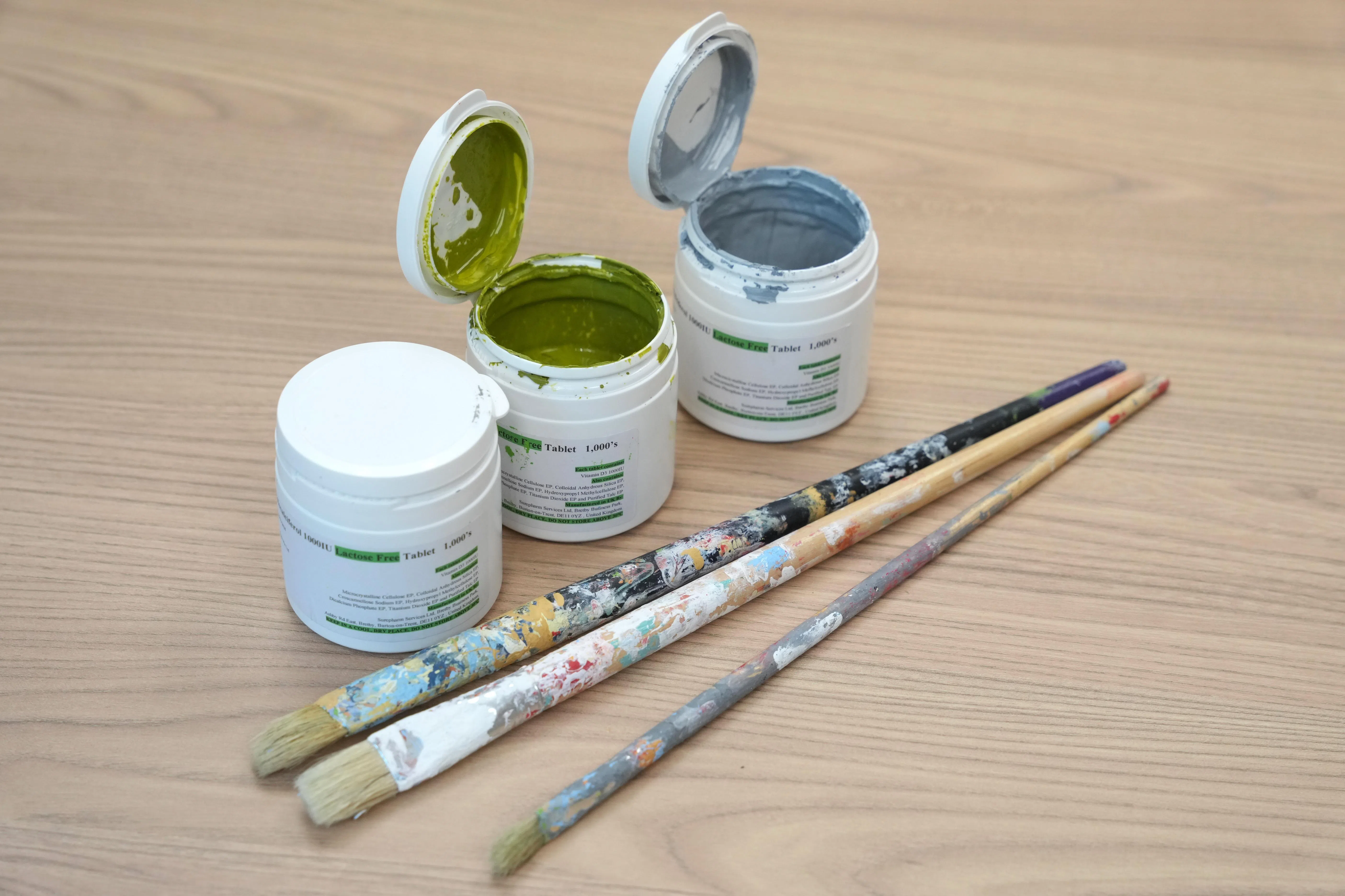 重新使用比回收更环保，擅长壁画的梁惠婷用旧药瓶装颜料。（谢智扬摄）