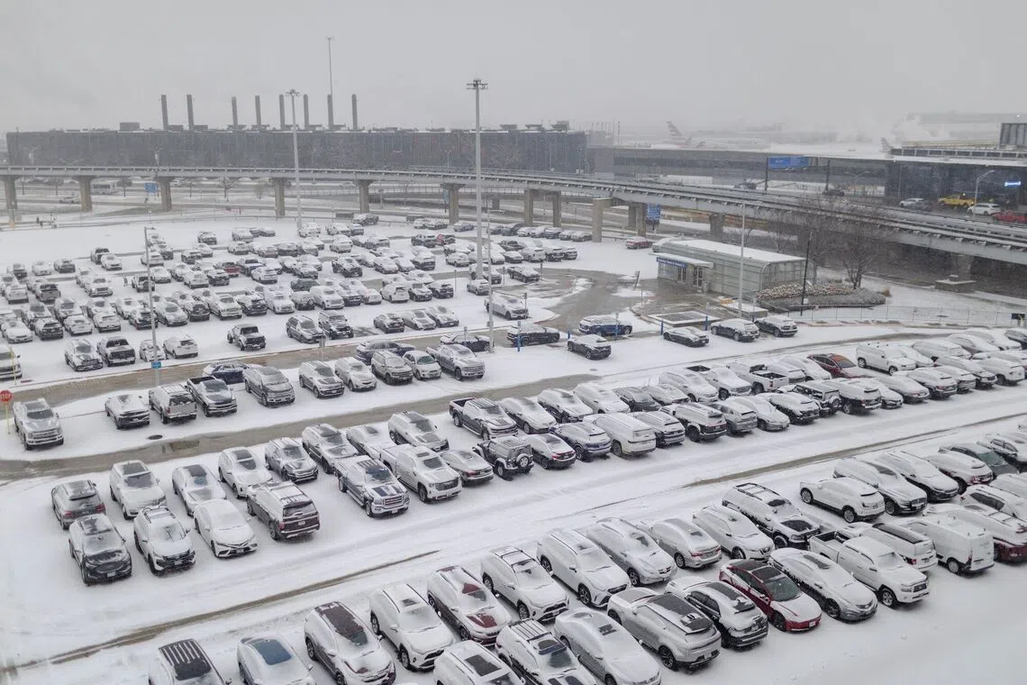 暴风雪导致美国逾600趟航班取消；11月29日，多部车子滞留芝加哥奥黑尔（O’Hare）国际机场停车场，遭皑皑白雪覆盖。（彭博社）