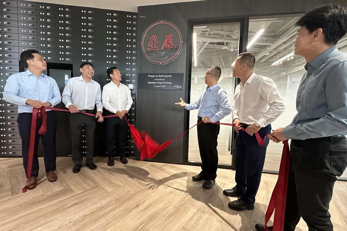 新加坡贸工部兼文化、社区及青年部政务部长陈圣辉（左起）、星展银行香港及中国大陆科技及运营总监夏艾芬、新加坡卫生部长王乙康、广州市常务副市长陈杰、广州开发区工作委员会委员、副书记王大通、星展科技产业（中国）首席执行官郭思亮星期四（8月1日）为星展科技产业（中国）试运营揭幕。（林煇智摄）