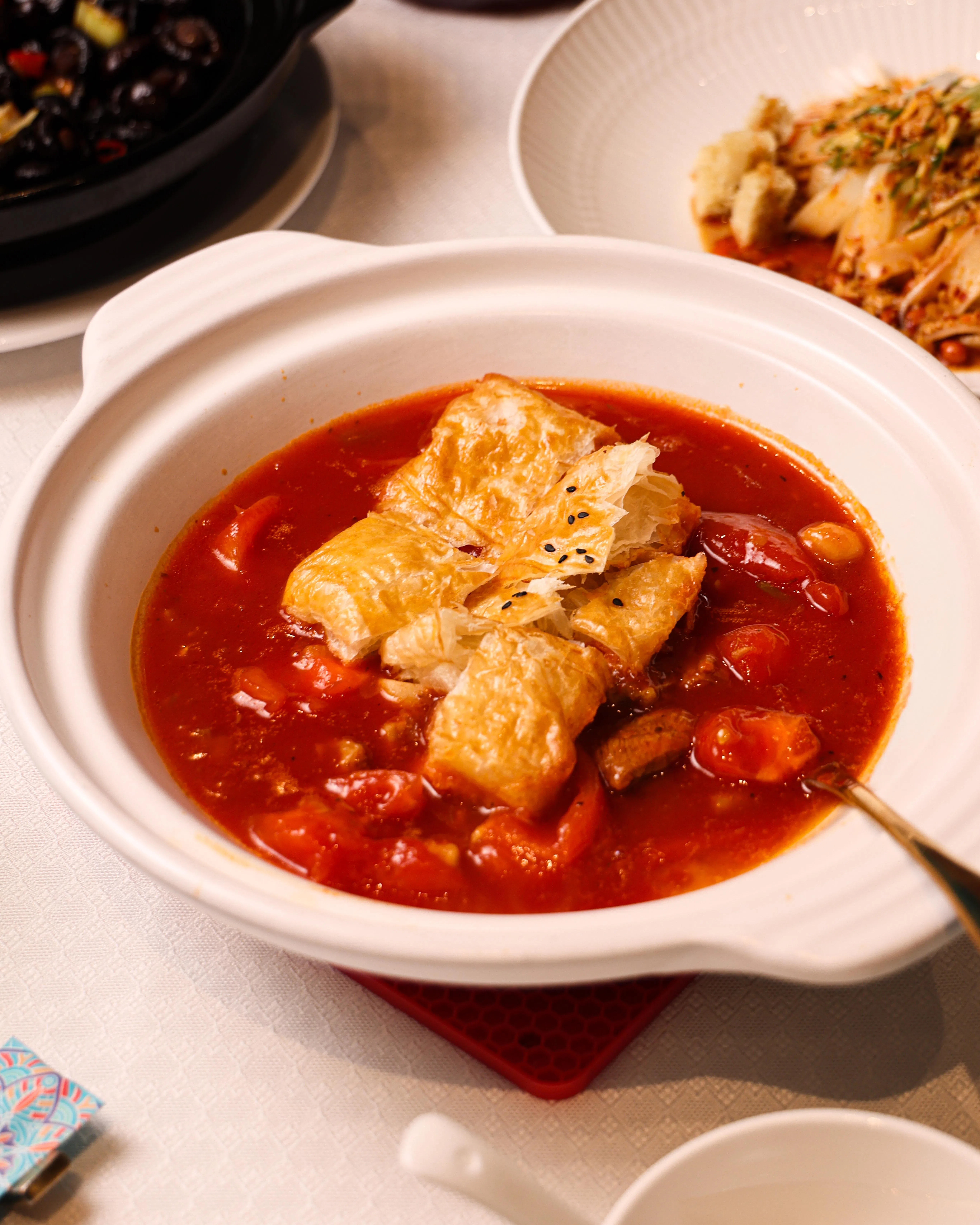 城番茄炖牛肉以慢火烹煮，番茄的酸甜与肉香交织相融，层次丰富。（餐馆提供）