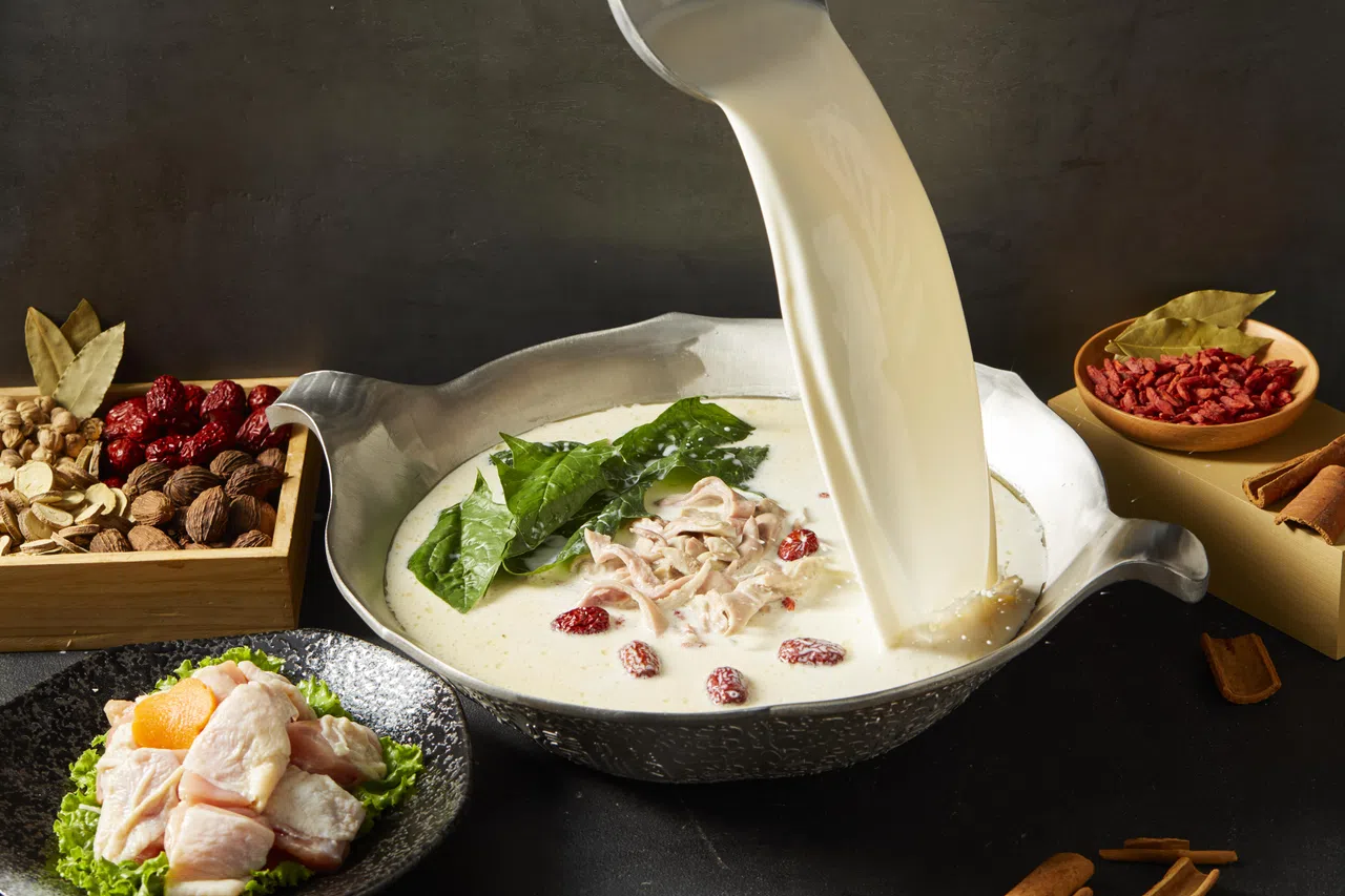 胡椒猪肚鸡汤融合猪肚的弹嫩、鸡肉的鲜美和胡椒的微辣。（餐馆提供）