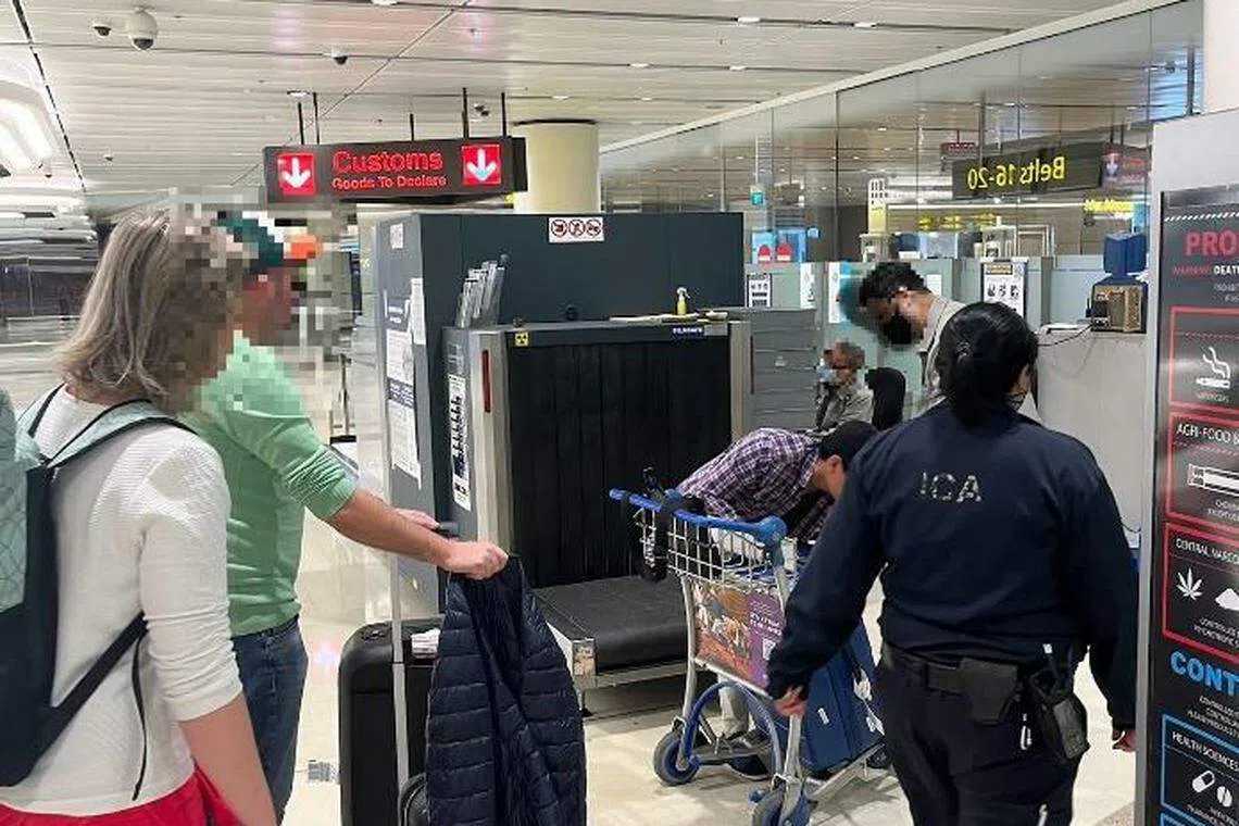 拥有电子烟的旅客可到红色通道向移民与关卡局人员申报，并将电子烟和其配件丢弃。（卫生科学局提供）