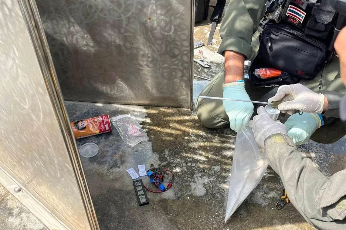 甲米府警方出动警犬搜查，在诺帕拉塔拉海滩一处发现可疑的装置物。经检查，那是个定时装置，警方已安全解除有关装置。（取自泰国网媒Khaosod脸书）