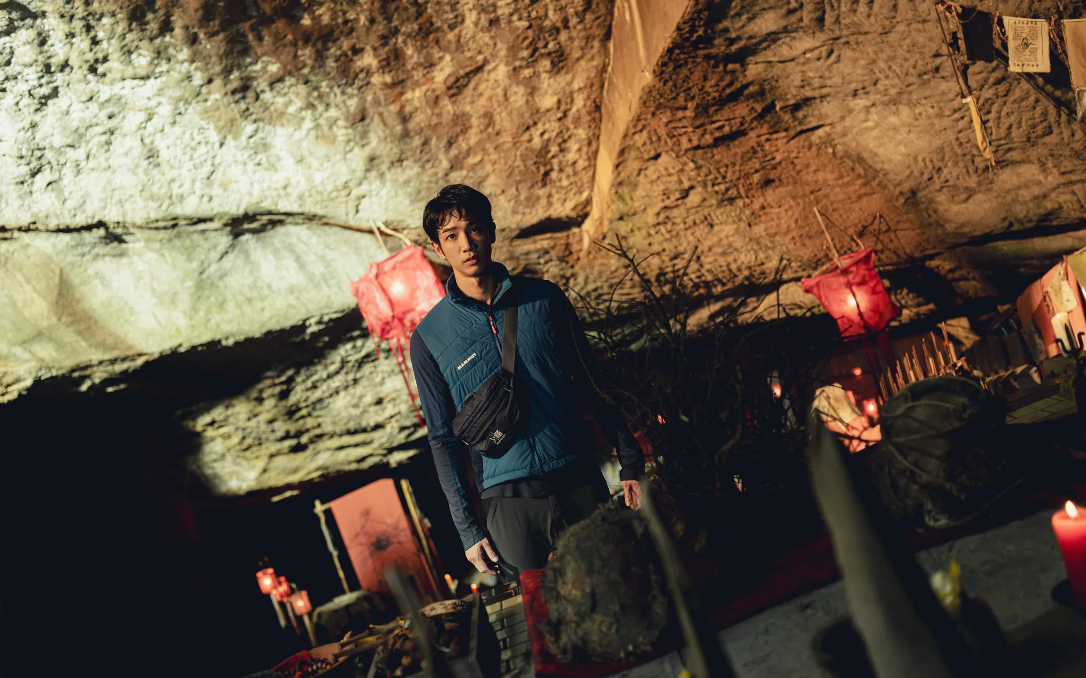 刘以豪在山洞神坛拍摄时，遇到怪事。（邵氏机构提供）