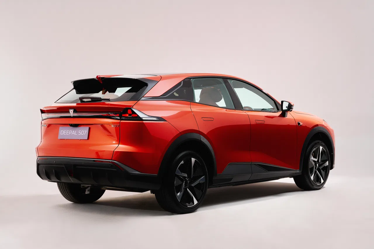 车尾扰流板搭配贯穿式尾灯，极具个性。（车商提供）