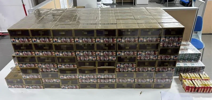 当局在舢舨上查获2700包各类漏税烟。（新加坡警察部队和移民与关卡局提供）