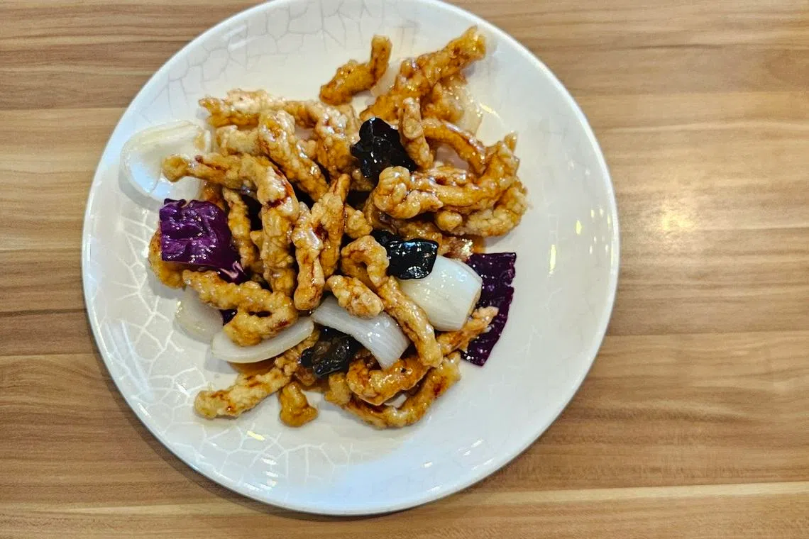 韩式糖醋肉金黄酥脆，以条状呈现。（黄亿敏摄）