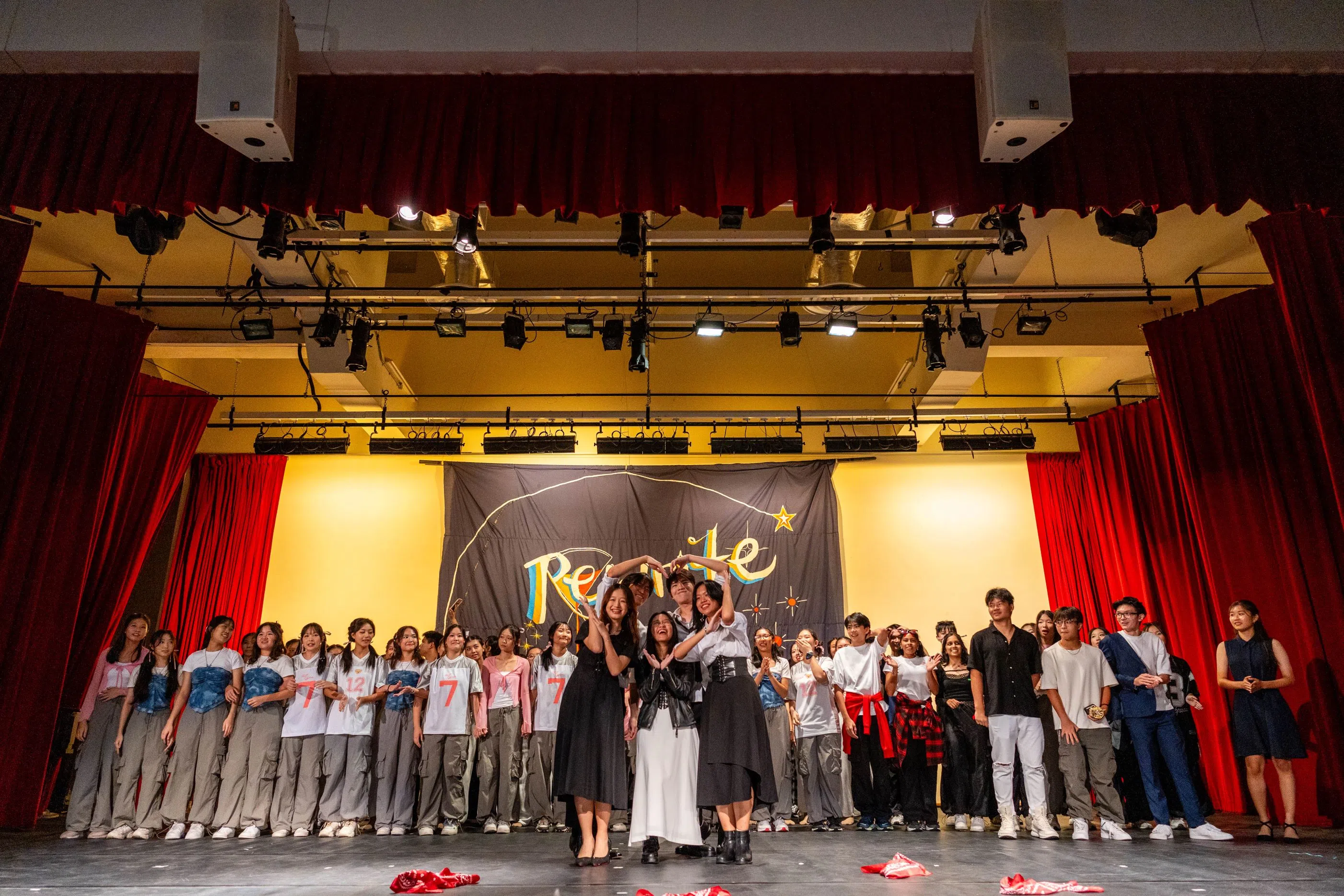 一系列丰富多彩的表演展现了学生独特的魅力，为观众带来一场视觉与听觉上的盛宴。（南洋初级学院提供）