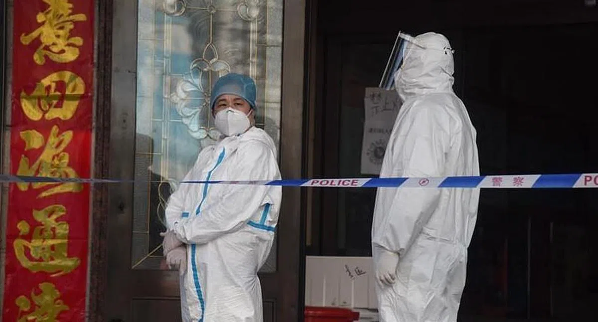 2020年4月10日，工作人员在绥芬河一家隔离宾馆门前。（新华网）