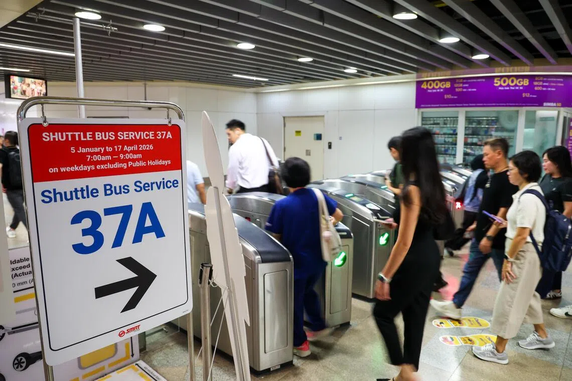 实龙岗地铁站内设有指示牌，引导公众接驳巴士站点的方向。图中的37A号接驳巴士于平日早上7时至9时，从实龙岗站开往大成、麦波申和巴耶利峇站。（林明顺摄）