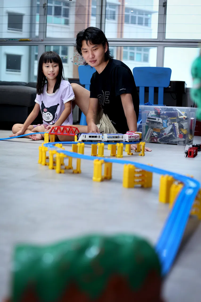 身为主要看护者，杨函杰一直陪在女儿身边，陪她玩耍，也带她去每一次治疗。（龙国雄摄）