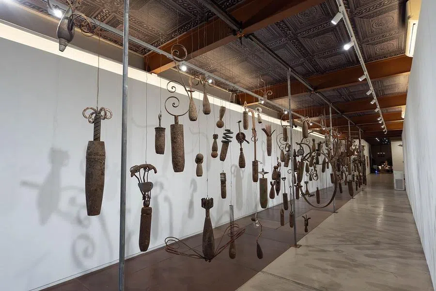 皮特·希门尼斯的装置《暴雨》由百多个废旧钢铁部件组成，从菲律宾新比斯开和伊富高省收集而来。（艺术家提供）