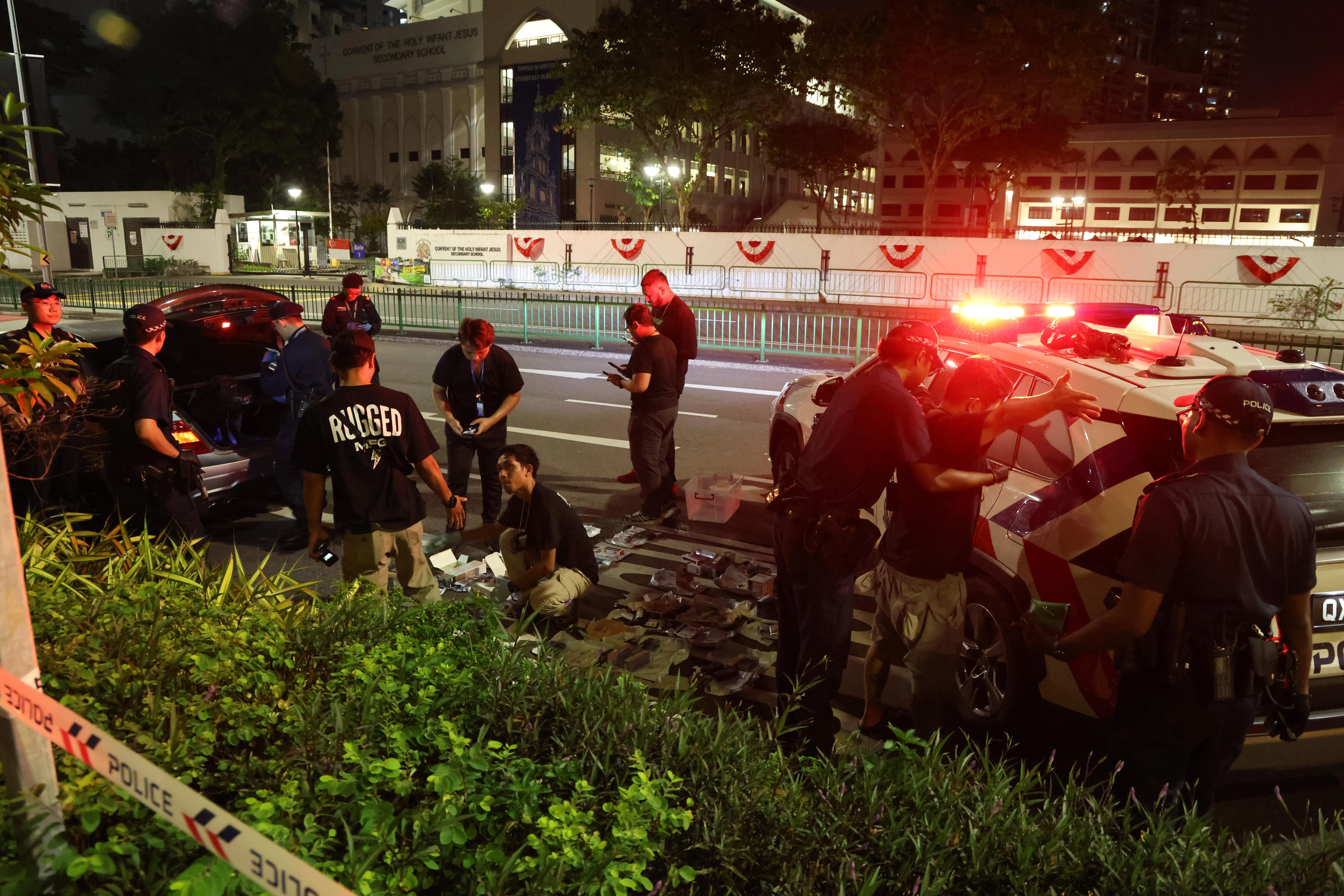 在场警员展开调查时，多次向身穿黑汗衫的男子问话。（梁麒麟摄）