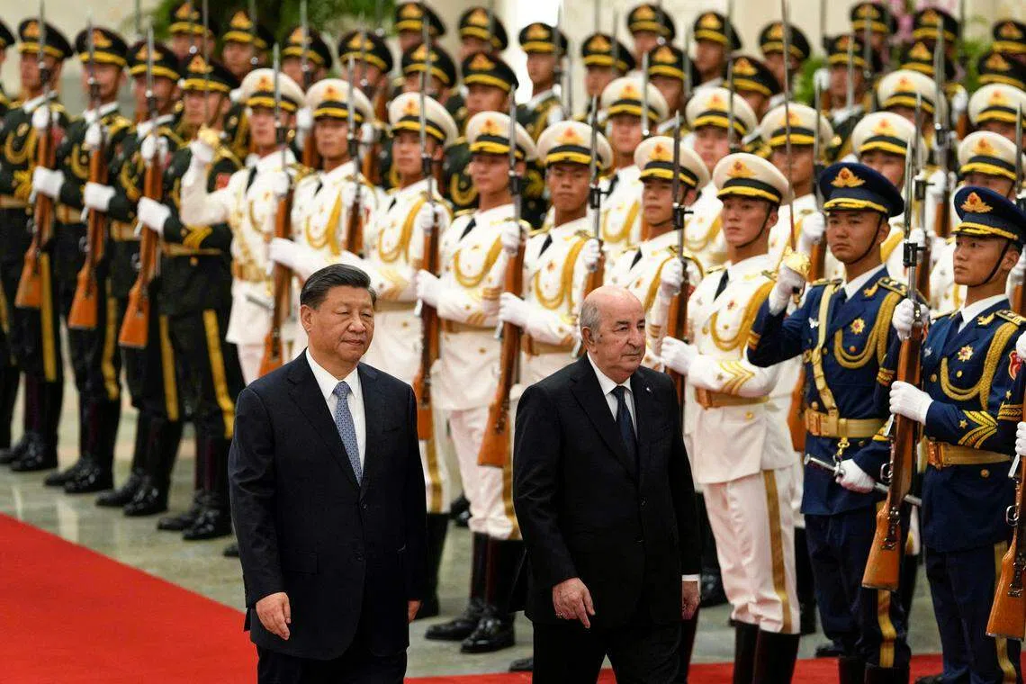 中国国家主席习近平（左）星期二下午在北京人民大会堂北大厅为到访的阿尔及利亚总统举行欢迎仪式。（路透社）