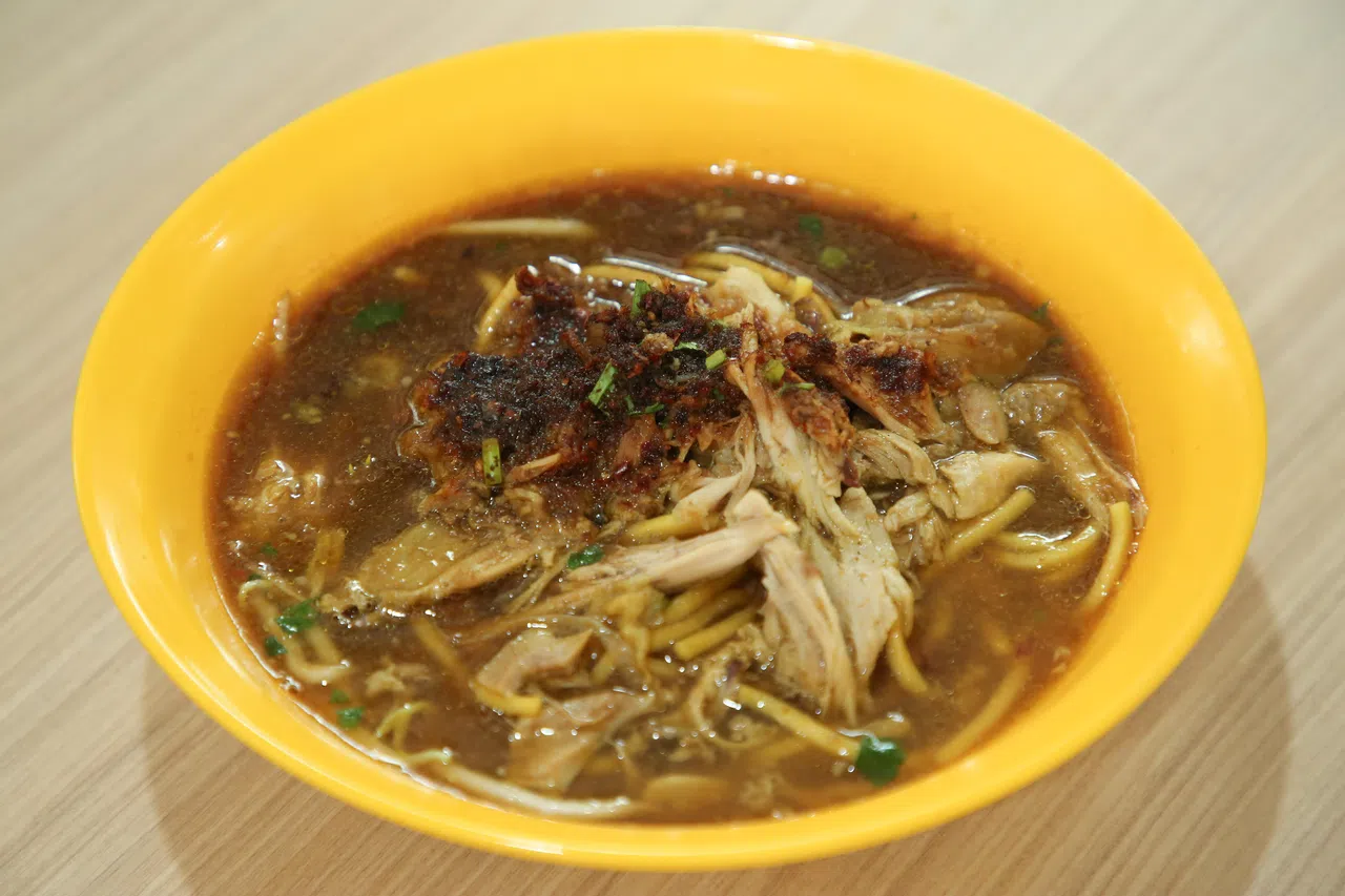 马来鸡汤面的汤底采用多种香料熬制，层次丰富，香气浓郁。（李姿仪摄）