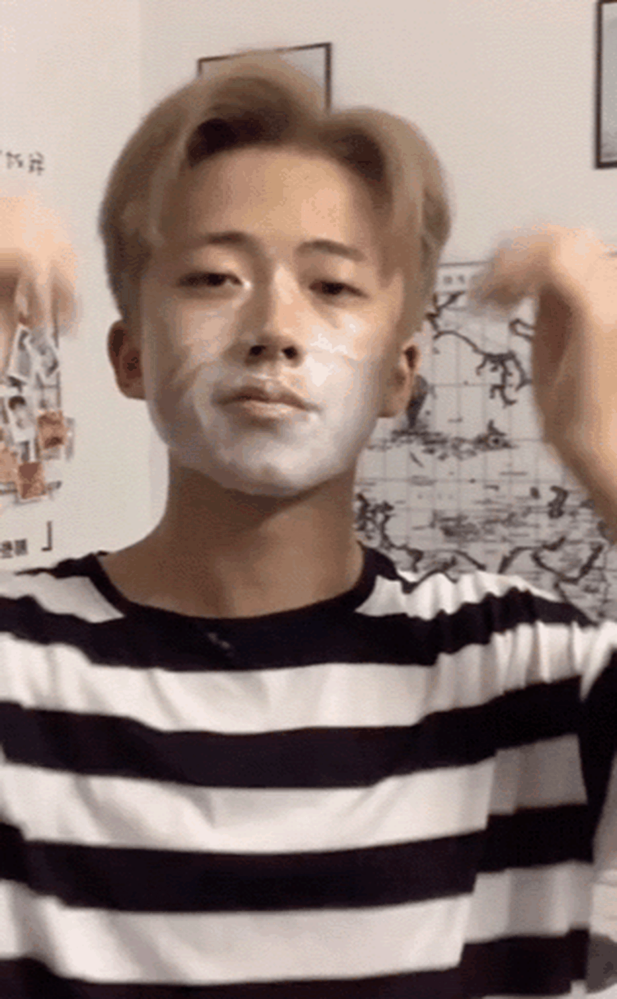 康雅雅经常示范女性化装，在抖音上颇有人气。（互联网）