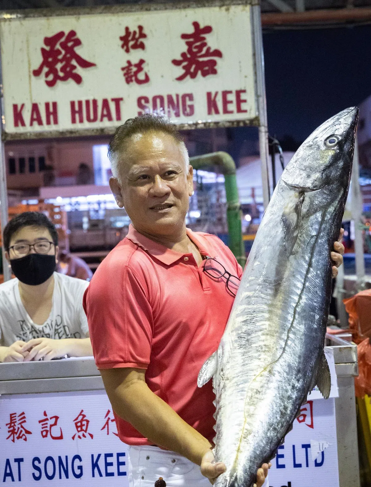 吴添水手举一条约9公斤的巴当鱼。（陈来福摄）