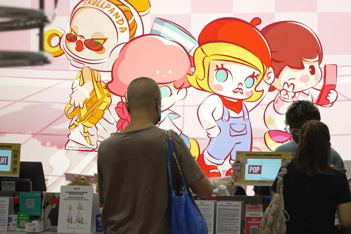 据记者现场观察，泡泡玛特店内近九成的顾客是成年人，包括MOLLY、DIMOO、SKULLPANDA等热门IP前都聚集人潮。（视频截图）