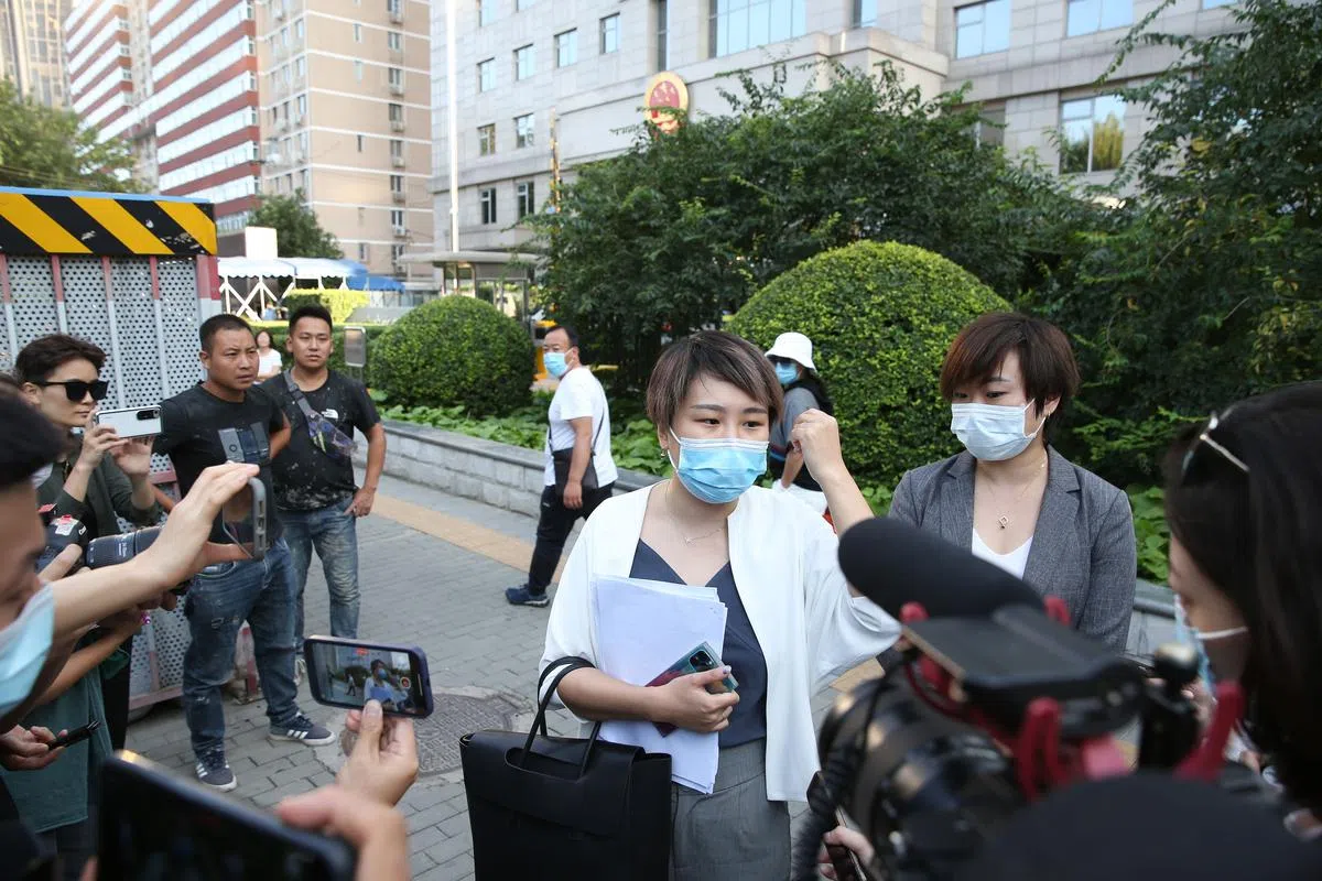 中国首例单身女性争取冻卵权利案去年9月开庭，当事人徐枣枣在法院门口接受采访。（中国日报）