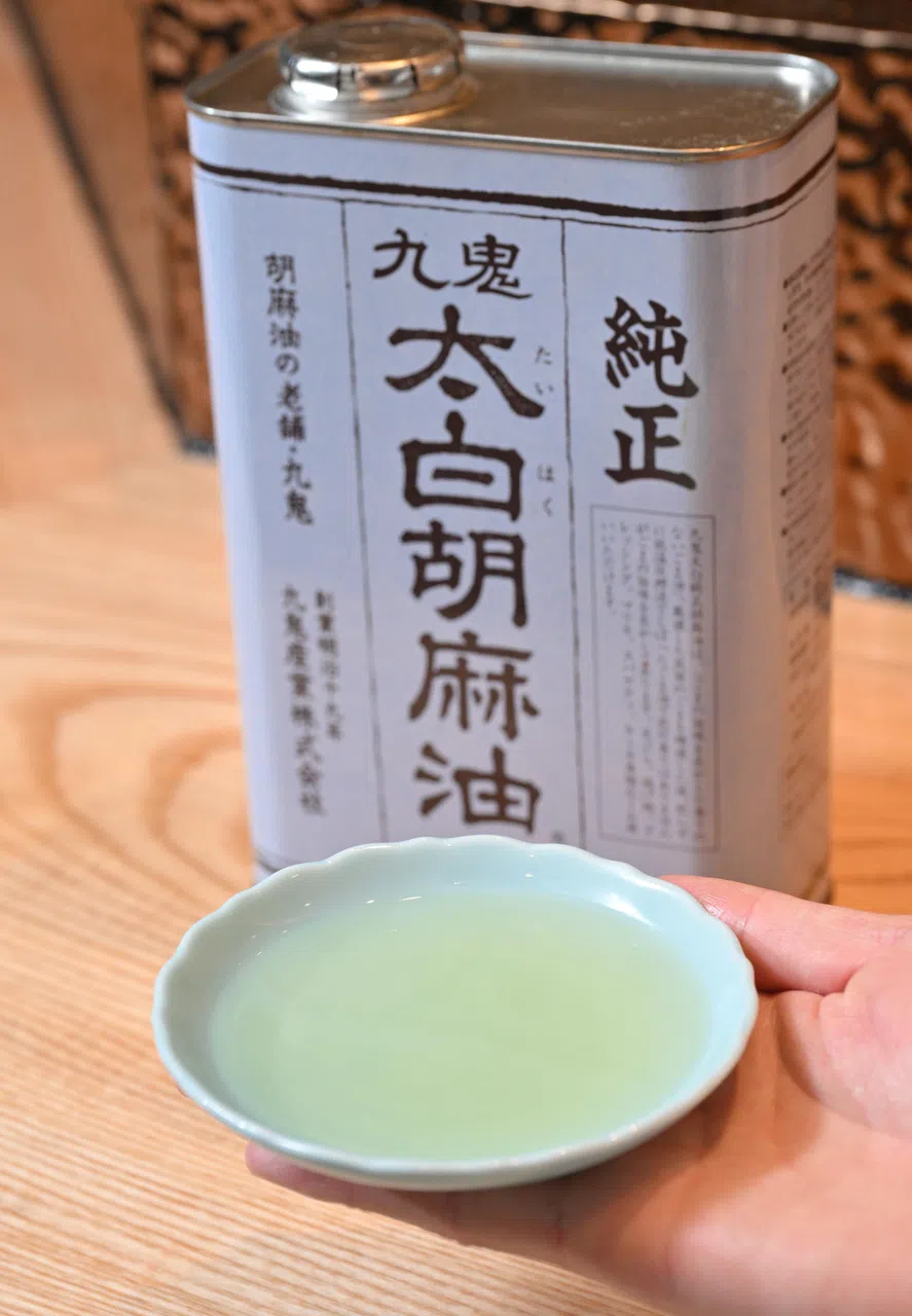 竹岛成树选用太白胡麻油作为天妇罗炸物的主要用油，因其色泽淡雅、坚果香气清爽，不遮盖食材原味，尤其能凸显天妇罗的天然甜味。（唐家鸿摄）