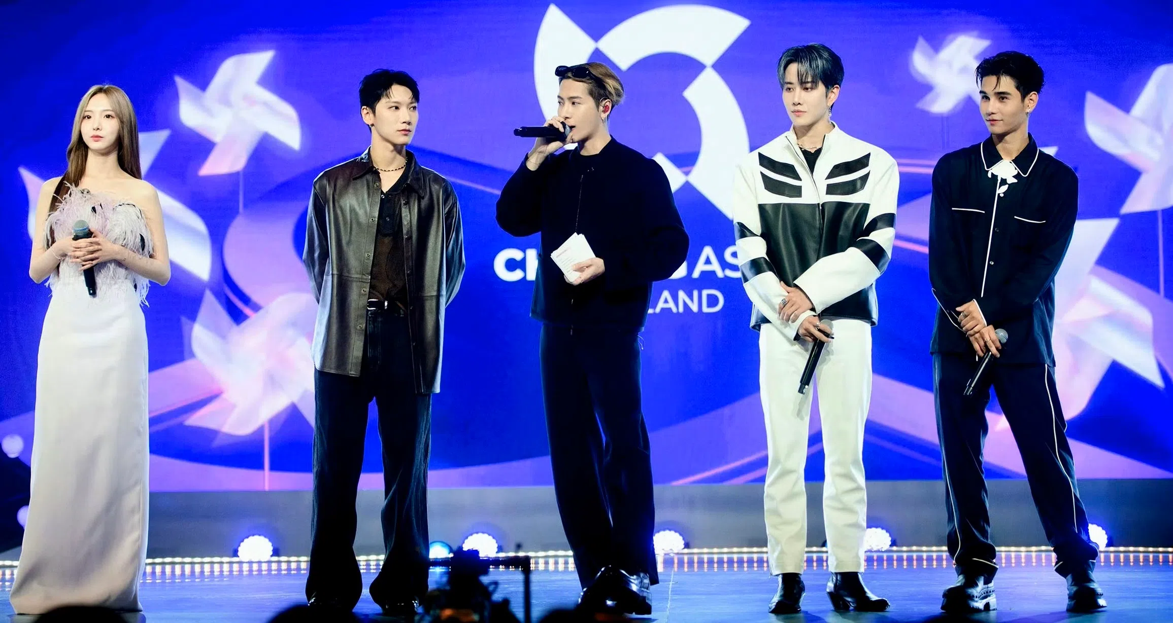 除了发起人王嘉尔（中），《创造营亚洲》四位星级导师“NeNe”郑乃馨（左起）、Ten（李永钦）、Mike D.Angelo（吴翊歌）和Jeff Satur（罗杰夫）均为泰籍艺人。（取自节目微博）